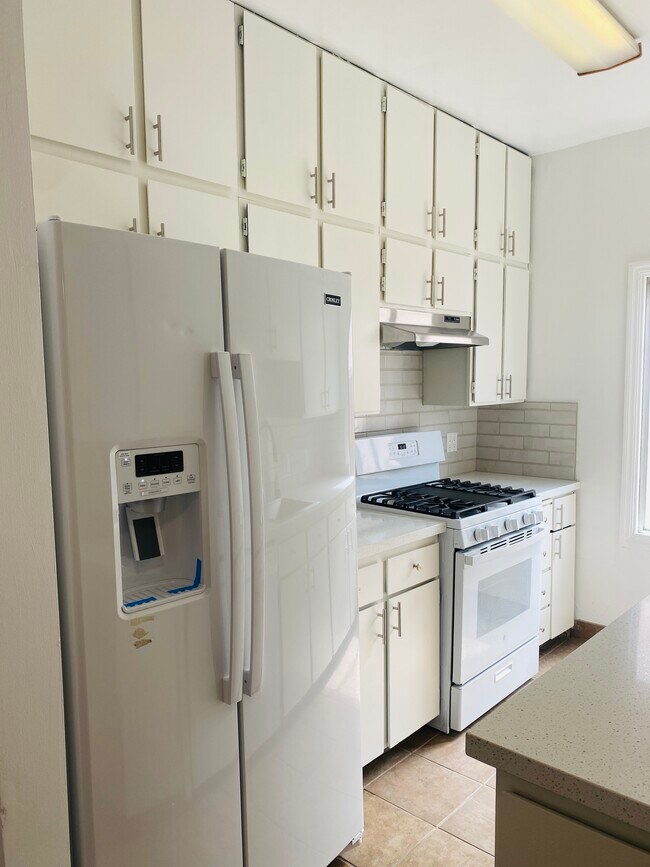 Building Photo - 2410 Lincoln Ave