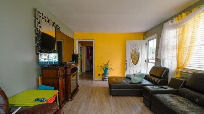 Building Photo - 115 E Due W Ave