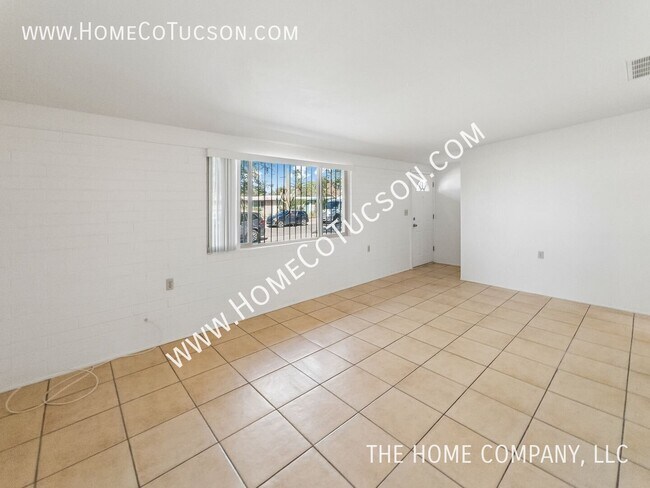 Building Photo - 1446 E Iowa Dr
