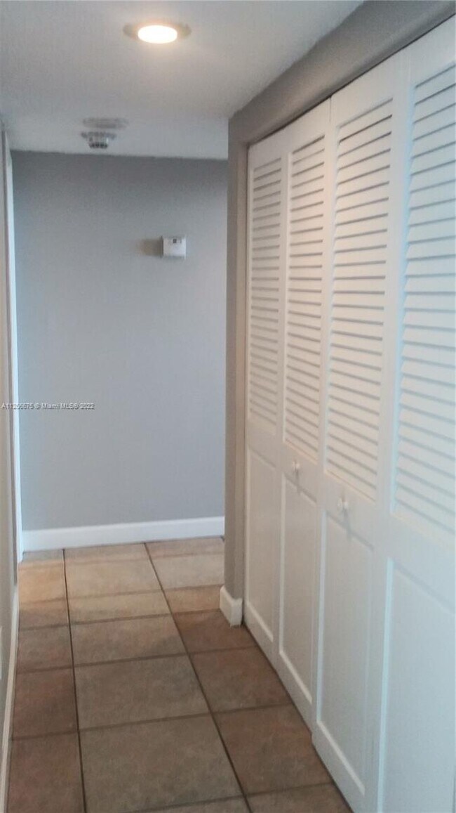 Building Photo - 300 Bayview Dr