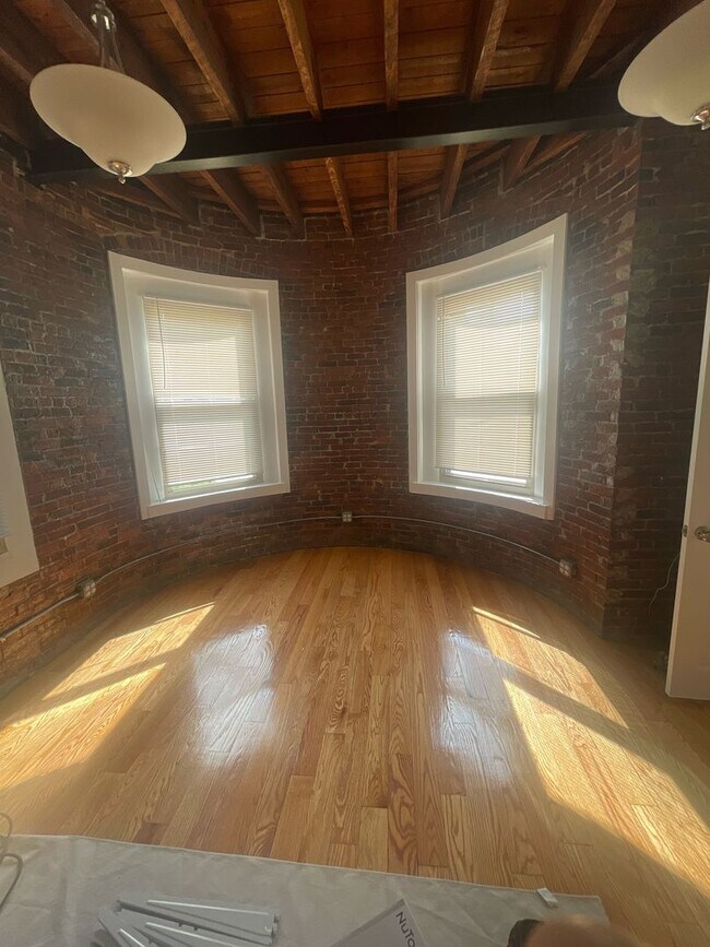Foto del edificio - 9/1 No Fee! Renovated full 2BR in Audubon Circle/Kenmore area