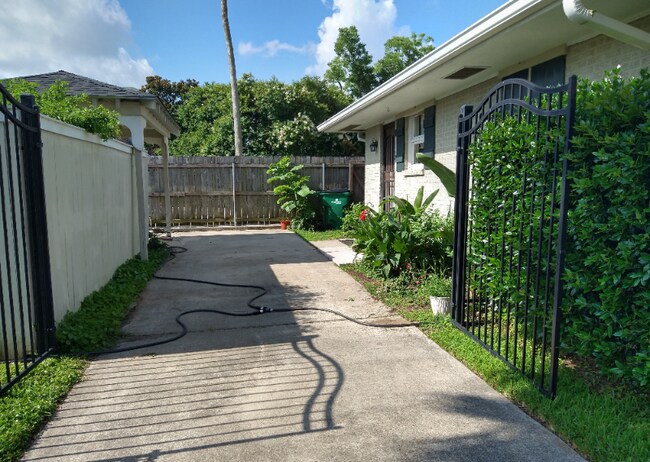 Building Photo - 412 Live Oak St