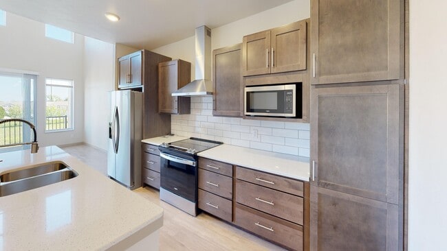 3 Bed/2 Bath, Kitchen - Cove at Crystal Lake