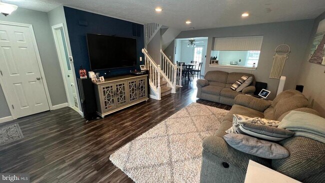 Foto del edificio - 33 Pinehurst Ct