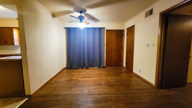 Building Photo - Three bedroom, Den, With fenced yard!
