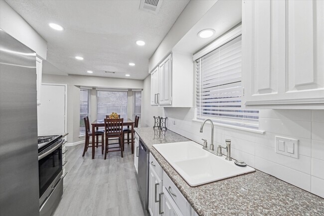 Building Photo - 4934 Deerwood Cir