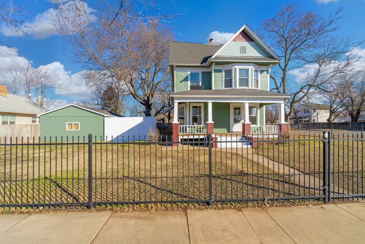 Primary Photo - 1002 W Univ Ave