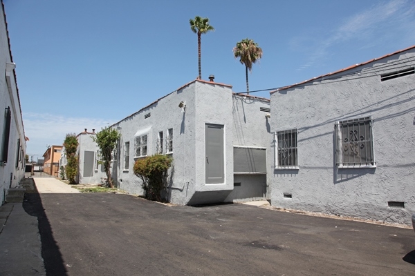 Building Photo - 6518-6522 S Victoria Ave