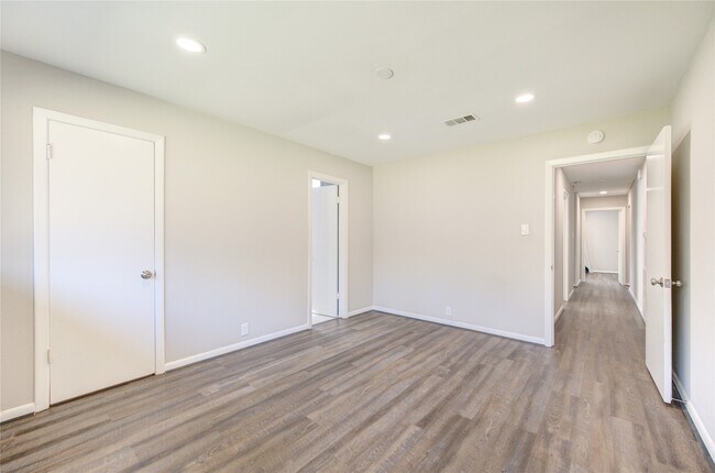 Foto del edificio - 6026 Clarewood Dr
