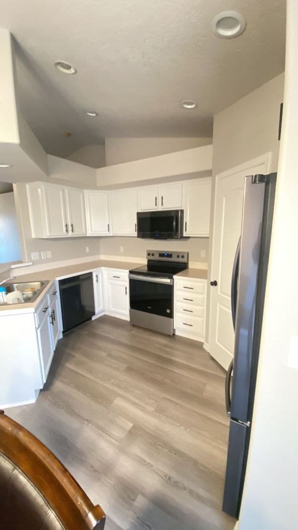 Building Photo - Super Cute Home!