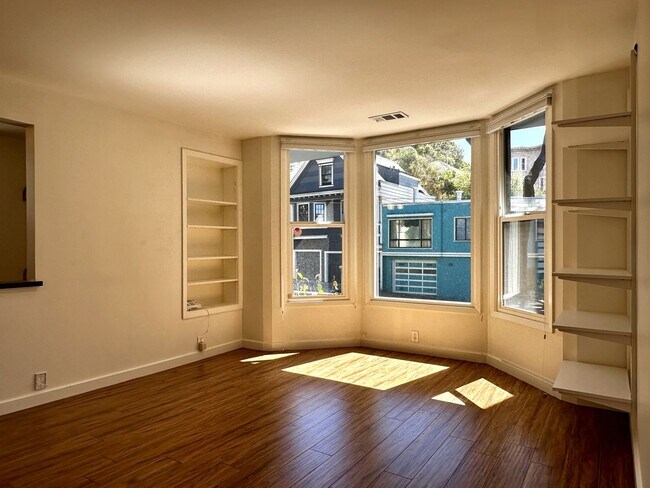 Foto del edificio - Four Bedroom, two and a half bathroom top ...