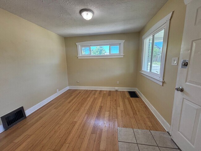 Building Photo - 602-604 S Park St DUPLEX