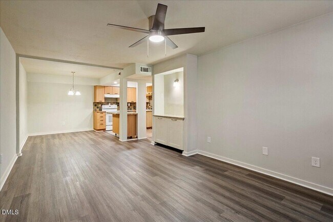 Foto del edificio - 7124 Longstreet Dr
