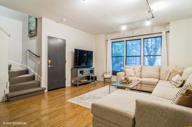 Building Photo - 2233 W Medill Ave