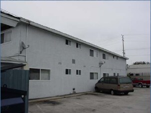 Junto a la vista de los edificios w/parking para niños - 14600 Avis Ave