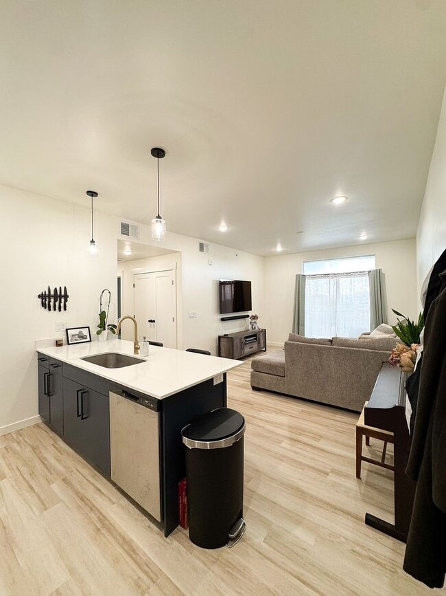 Building Photo - Beautiful Condo For Rent In Rexburg!