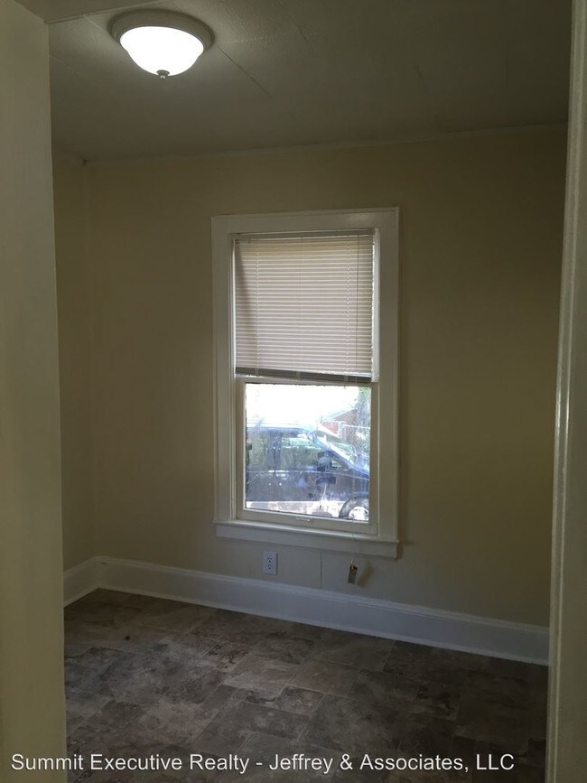 Building Photo - 2207 Creswell Ave