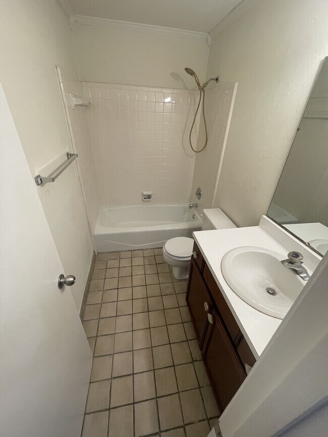 Building Photo - 2 bd 2.5 ba end unit townhouse