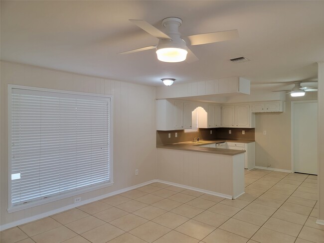 Building Photo - 713 Clubside Dr