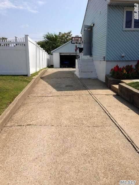 Foto del edificio - 3307 Lawrence Ave