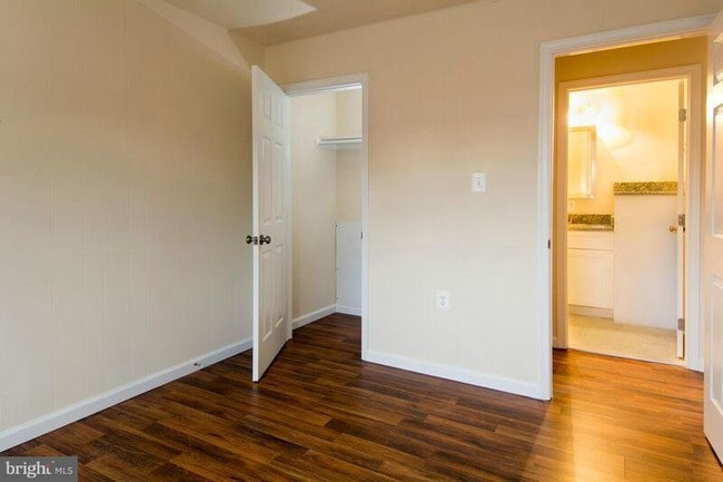 Foto del edificio - 1704 Roberts St