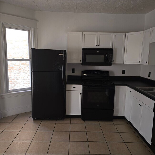 Foto del edificio - Large remodeled 4 bedroom with off street parking available