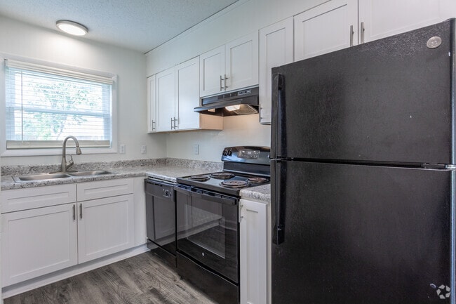 2BR, 1.5BA - 850SF - Kitchen - Brynn Marr Village