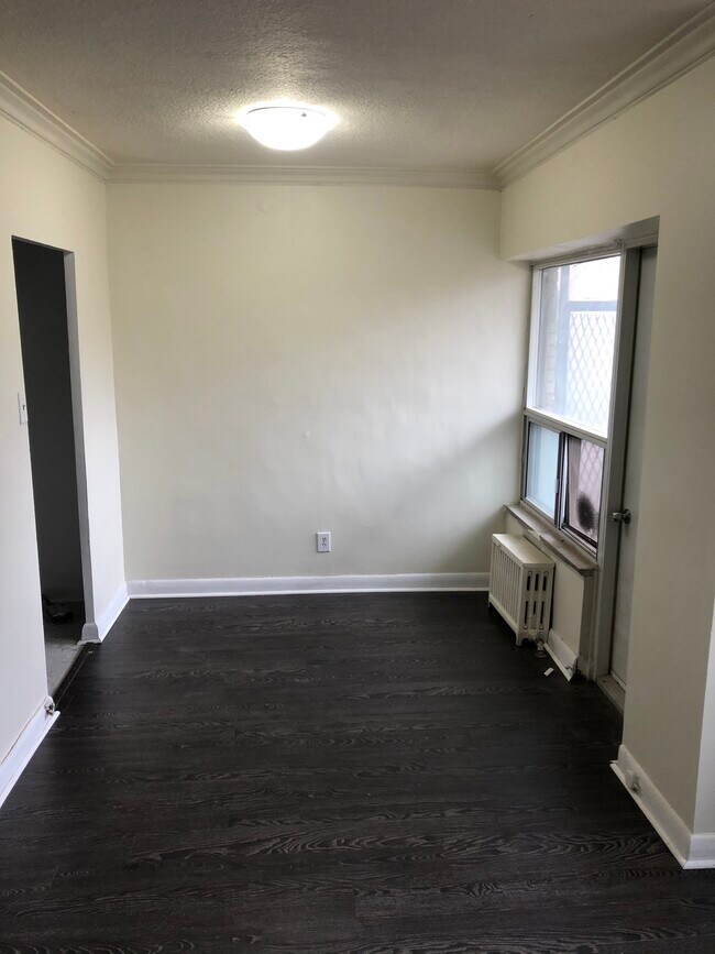 salle à manger avec accès à la porte du balcon - 45 Gardiner Rd