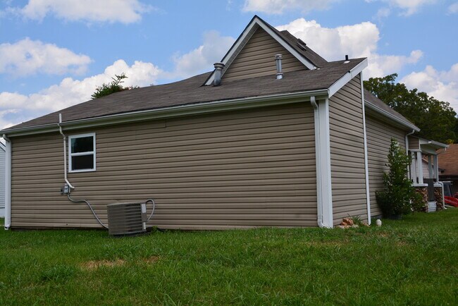 Foto del edificio - Rent this Recently Remodeled 2 Bedroom 1 B...