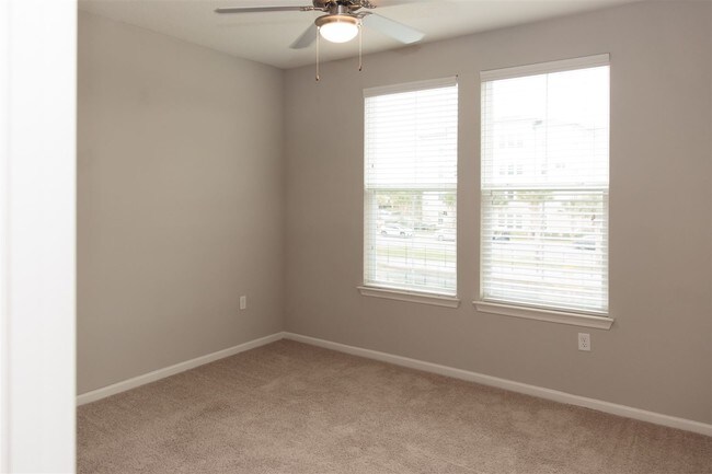 Building Photo - 2933 E Colonial Dr