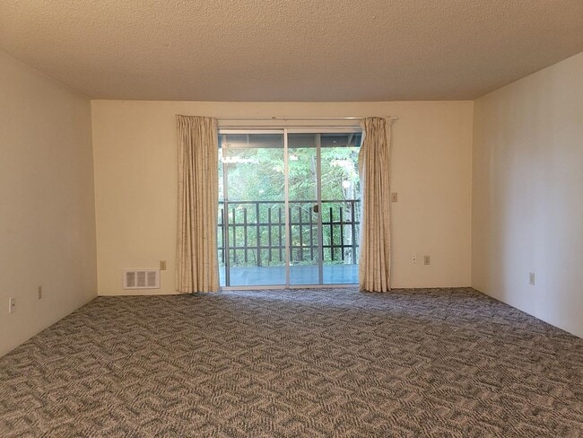 Building Photo - 1112 Shorewood Dr