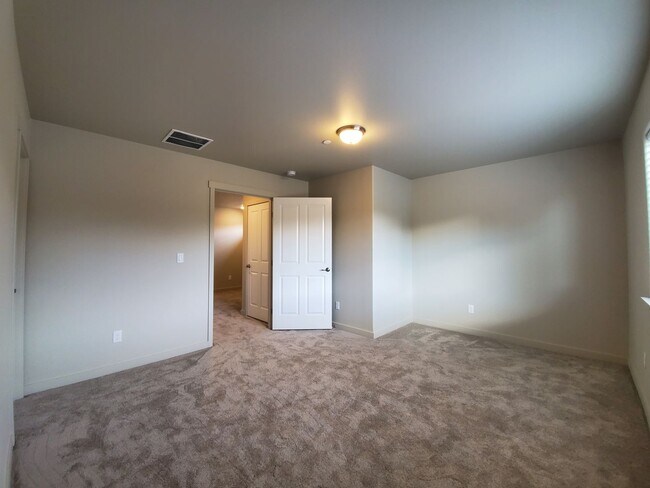 Building Photo - 5702ke