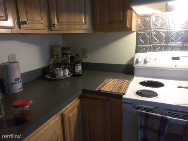 Building Photo - 4 br, 3 bath Townhome - b Edgewood st 2 FL