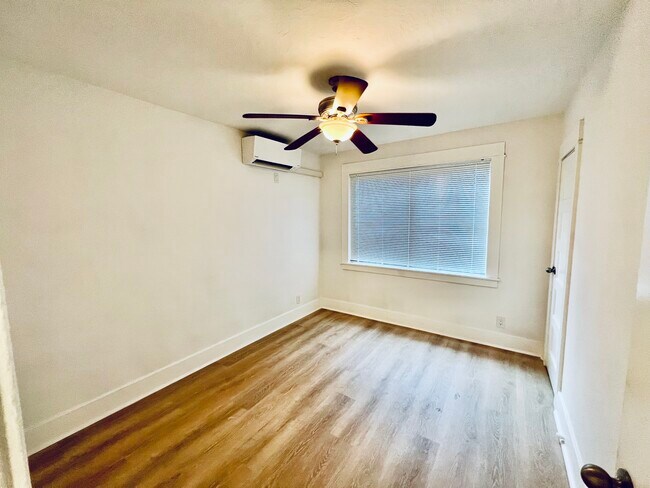 Building Photo - 3000 Glenmanor Pl