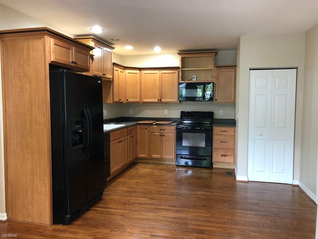 Building Photo - 3 br, 2 bath Duplex - 7385 Yankee Street
