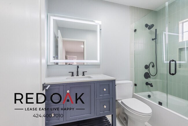 Foto del edificio - Marvelously Re-Done Three Bedroom Stand-Al...