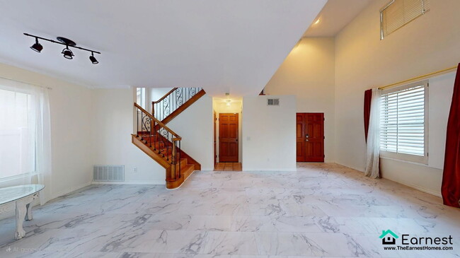 Foto del edificio - Charming 4-Bed/2.5-Bth Home in Prime Santa...