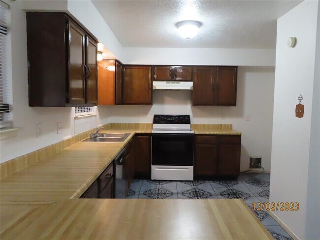 Building Photo - 15223 Dunstable Ln