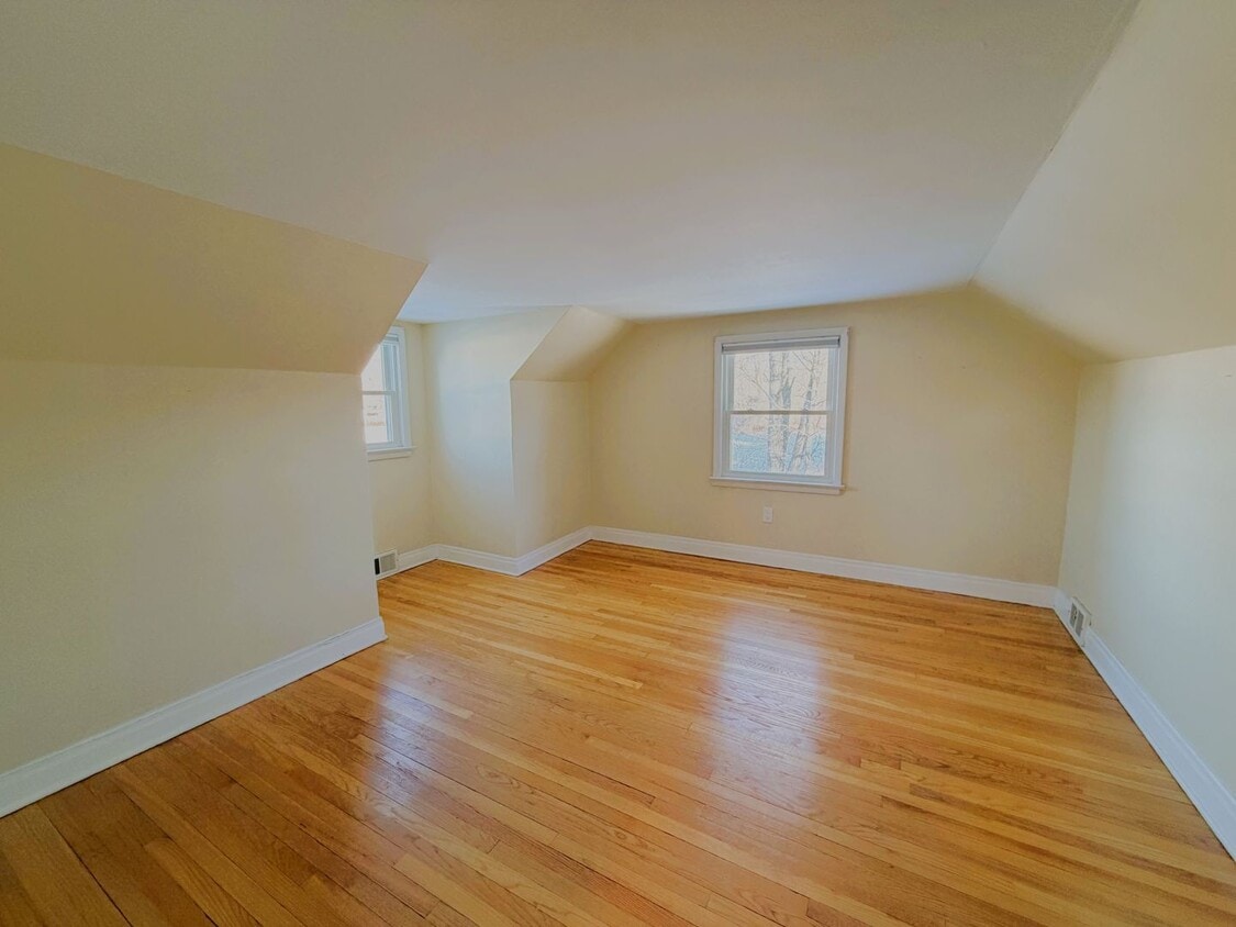 Foto del edificio - Single-Family Home with Scenic Views, Large Yard & Spacious Bedrooms