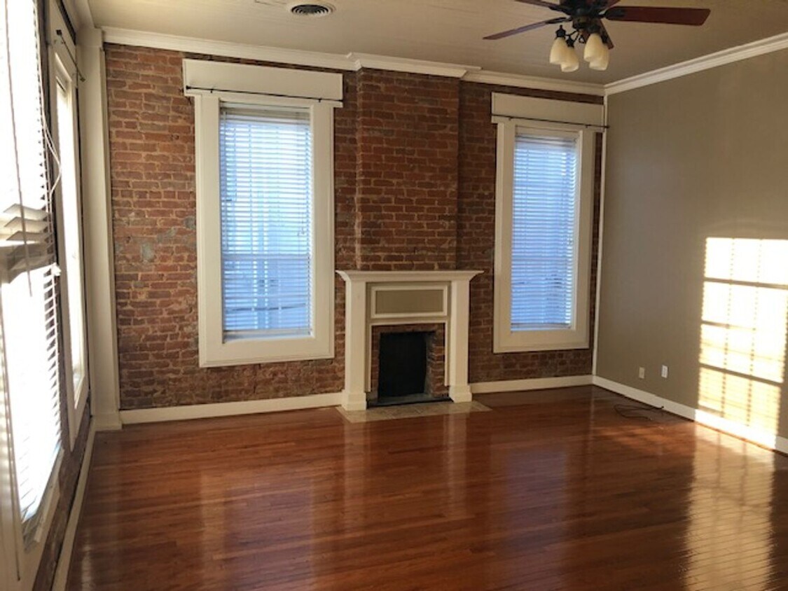 Foto principal - 109 N Spring St