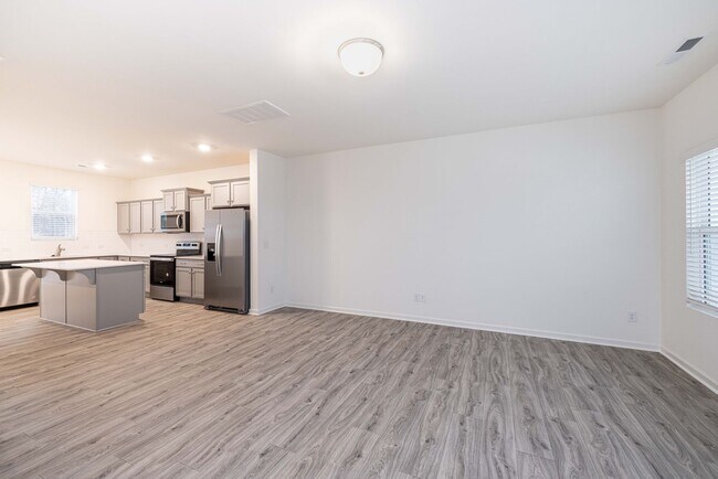Foto del edificio - Beautiful 3 Bedroom Townhome Near I-85 – AVAILABLE SEPTEMBER 2026