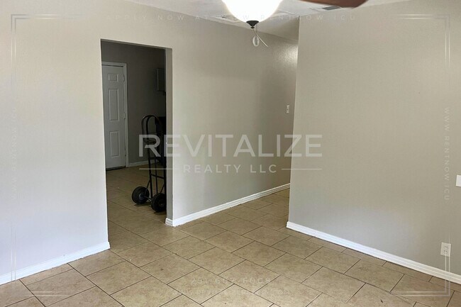 Building Photo - Move-in Ready