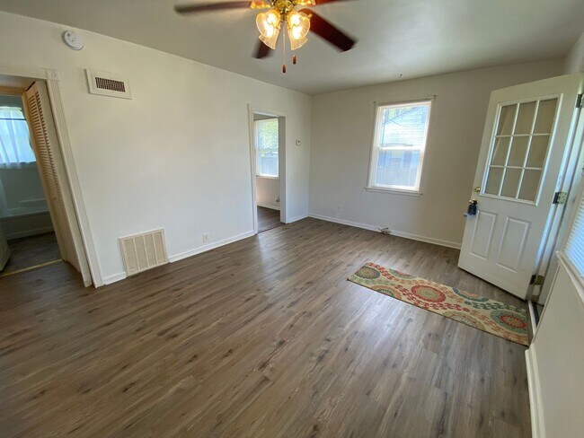Building Photo - Quaint 2 Bedroom 1 Bathroom single family ...