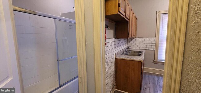 Building Photo - 136 Elm St
