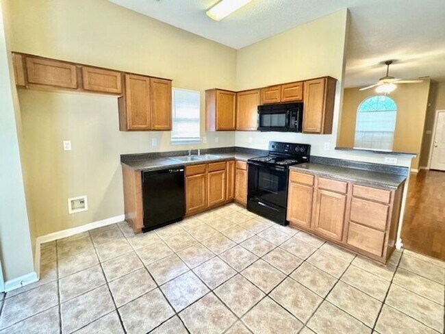 Building Photo - Spacious 3 Bedroom 2.5 Bath Home With Gara...