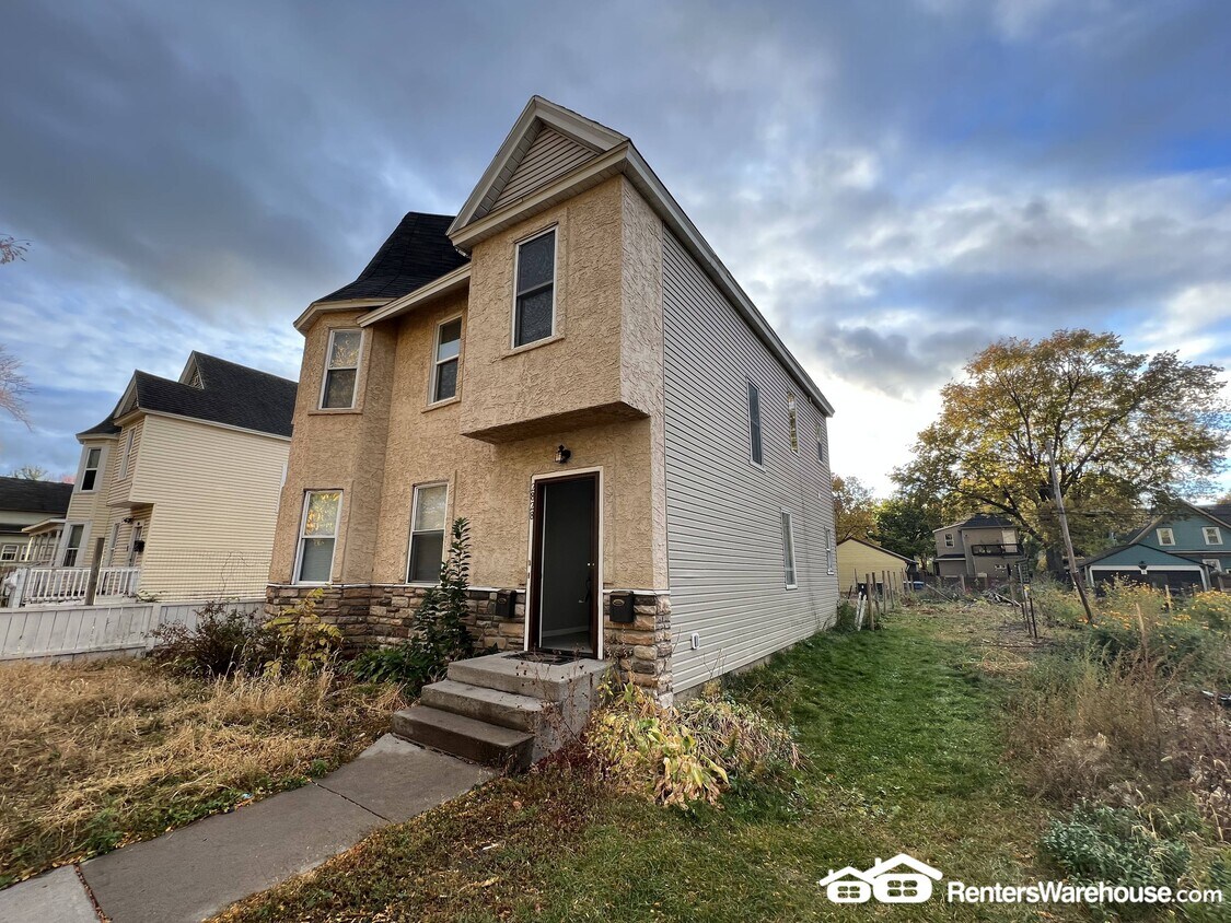 Foto principal - 2828 15th Ave S
