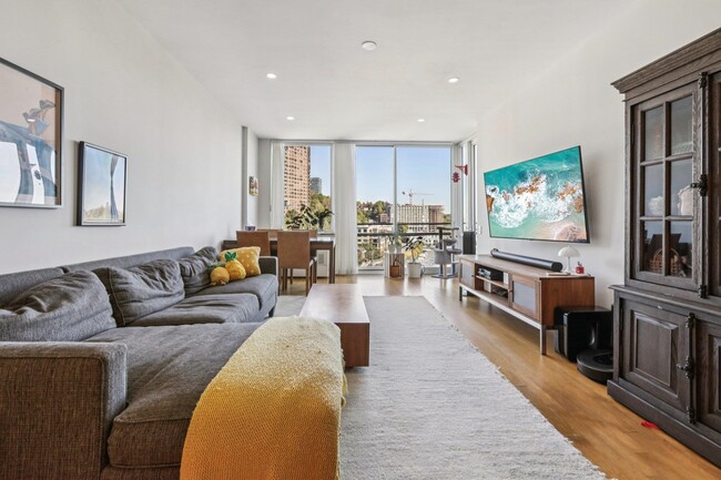 Building Photo - 915 Hudson Park