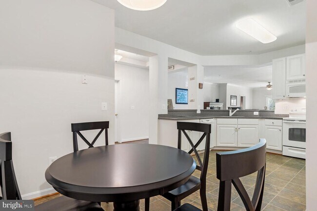 Building Photo - 900 Marsh Elder Dr