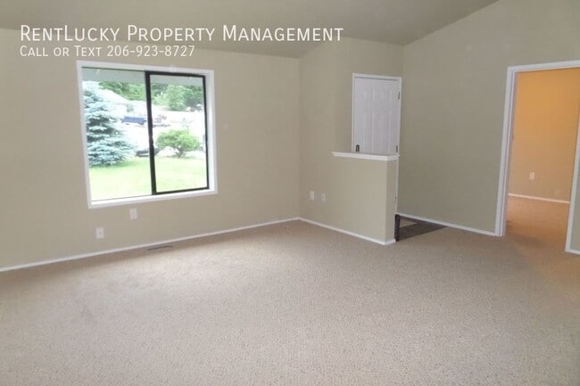 Building Photo - Great 3 Bedroom Duplex with Attached Garag...
