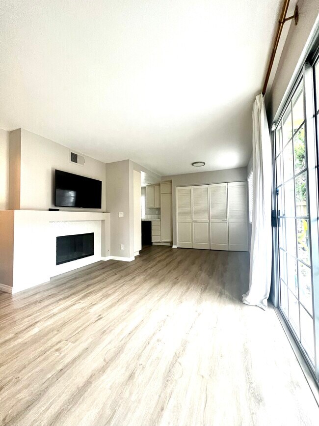 Foto del edificio - 740 Breeze Hill Rd